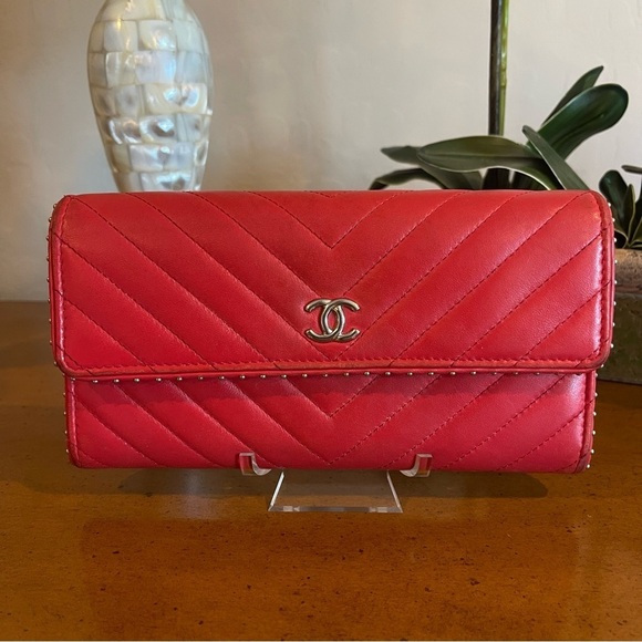 CHANEL V Stitch Chevron Studded Detail CC Logo Lambskin Long Trifold Wallet - Picture 3 of 17